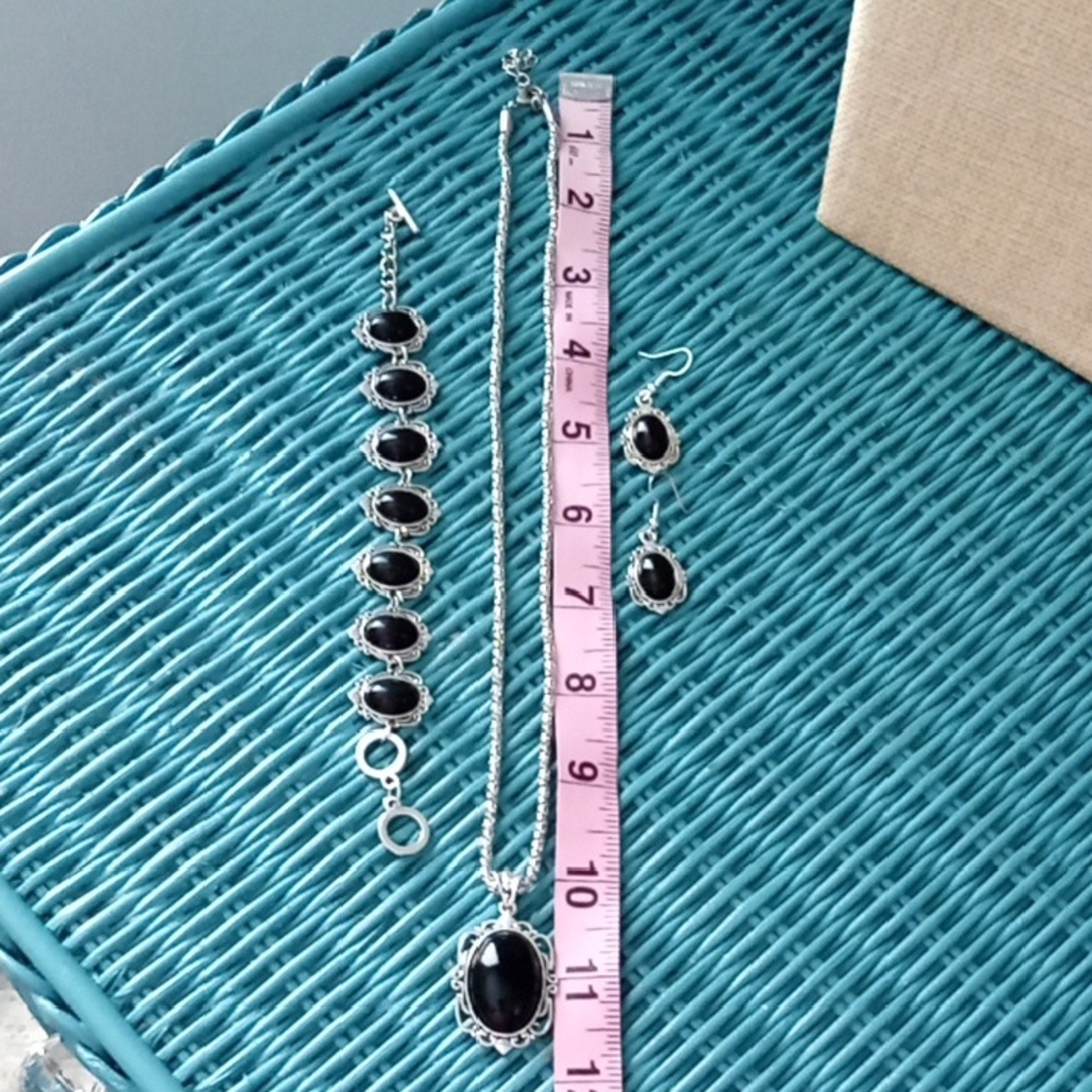 Elegant Silver and Black Jewelry Set - Picture 5 of 7